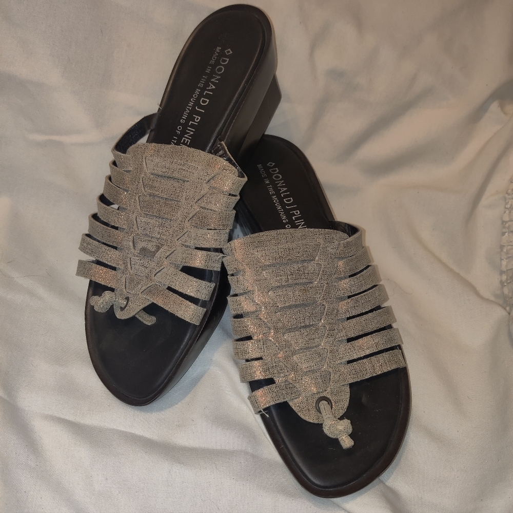 Donald J Pliner Cissy Beige Metallic sz 6